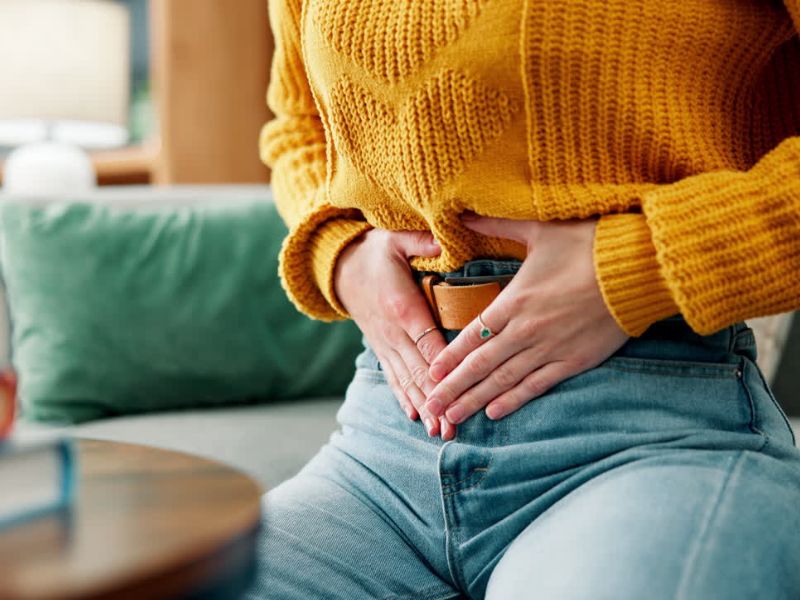 devojka se drži za stomak