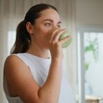 devojka pije detox sok