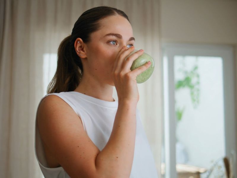 devojka pije detox sok