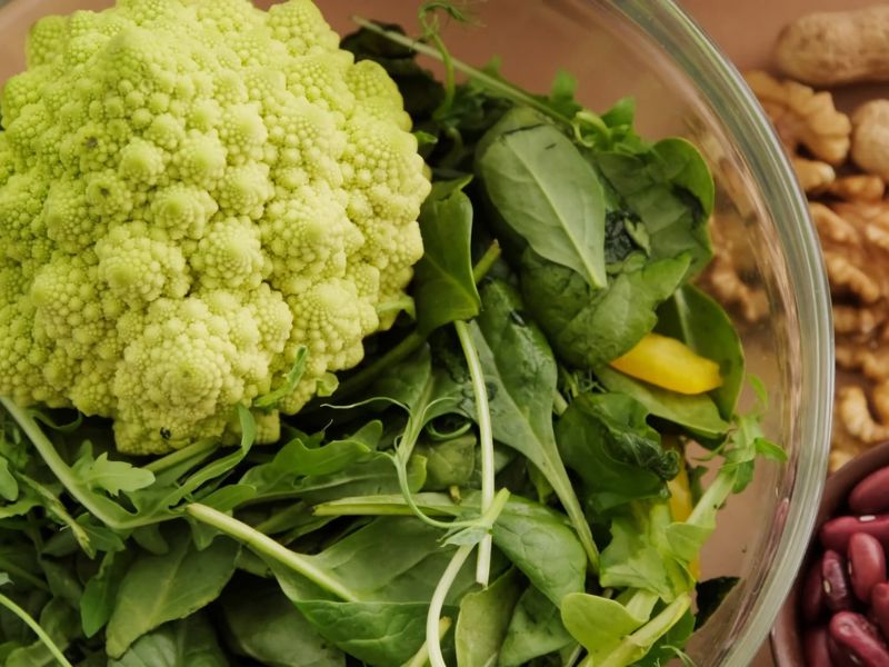 karfiol, zelena salata, pasulj i orašasti plodovi 