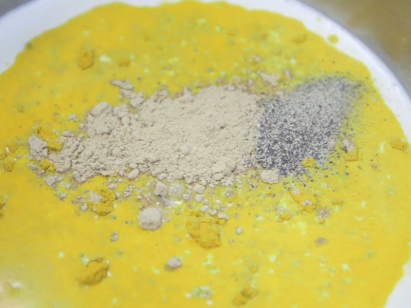 dodavanje kurkume i bibera u jelo