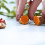 devojka seče kurkumu