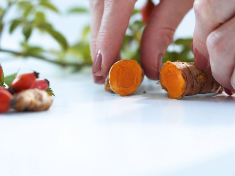 devojka seče kurkumu