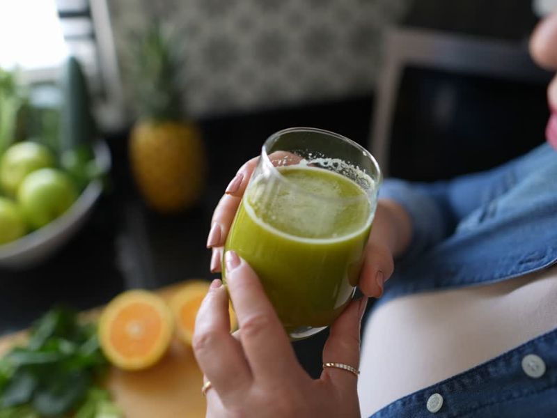 devojka drži u ruci detox napitak